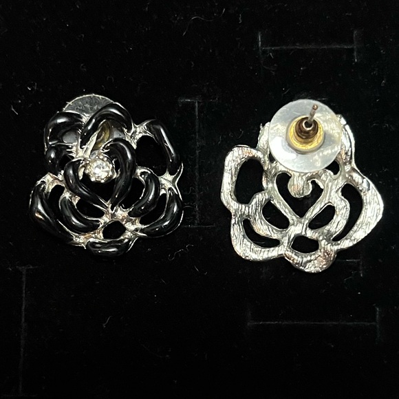 Flower stud earrings - Picture 2 of 2